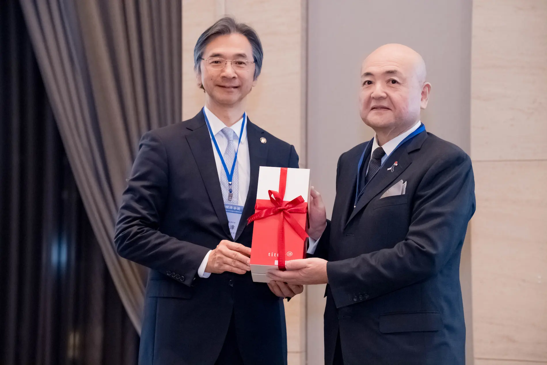 交流協會片山代表蒞臨歡迎晚宴貴賓致詞由黃理事長面贈紀念品