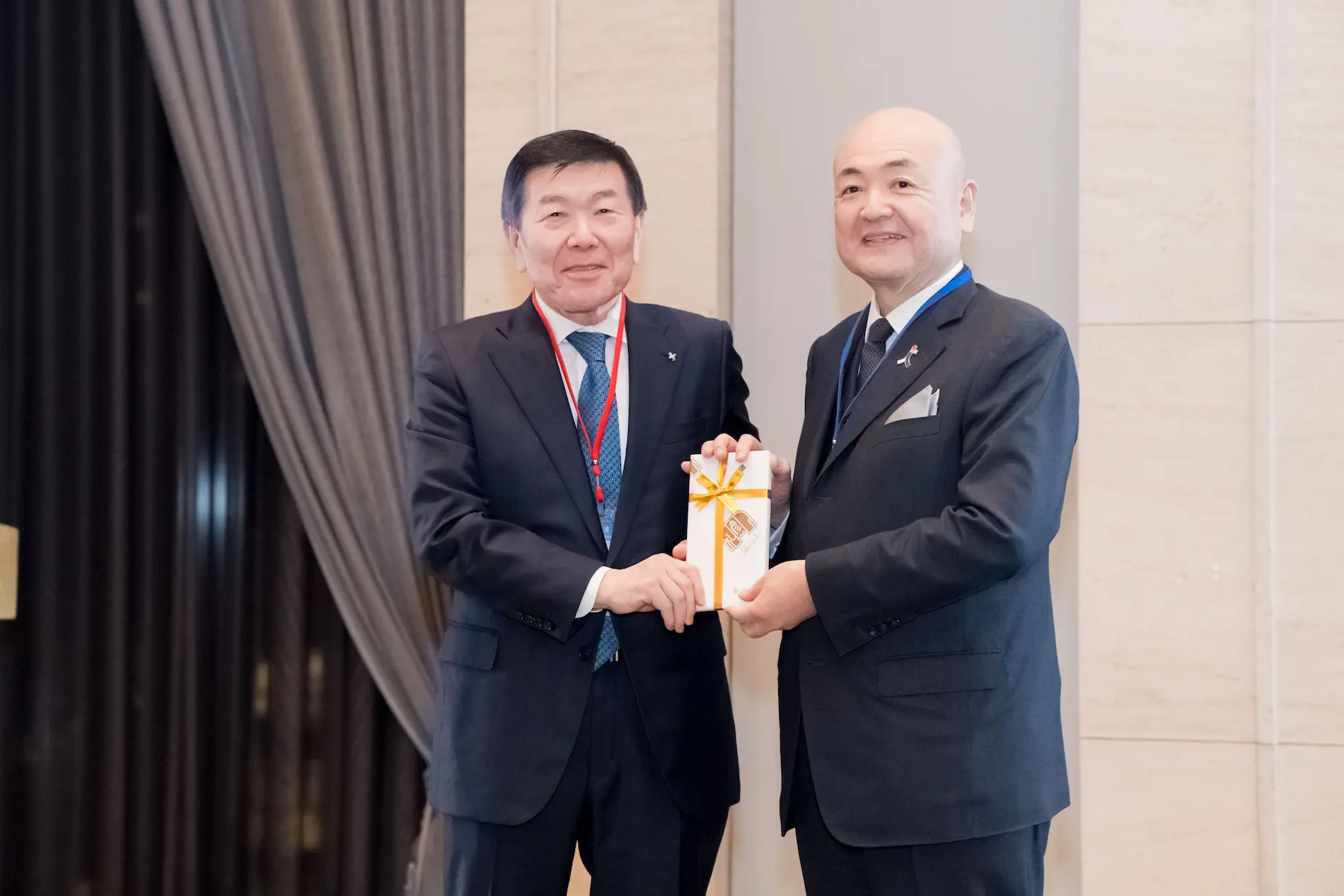 交流協會片山代表蒞臨歡迎晚宴貴賓致詞由飯島委員長面贈紀念品