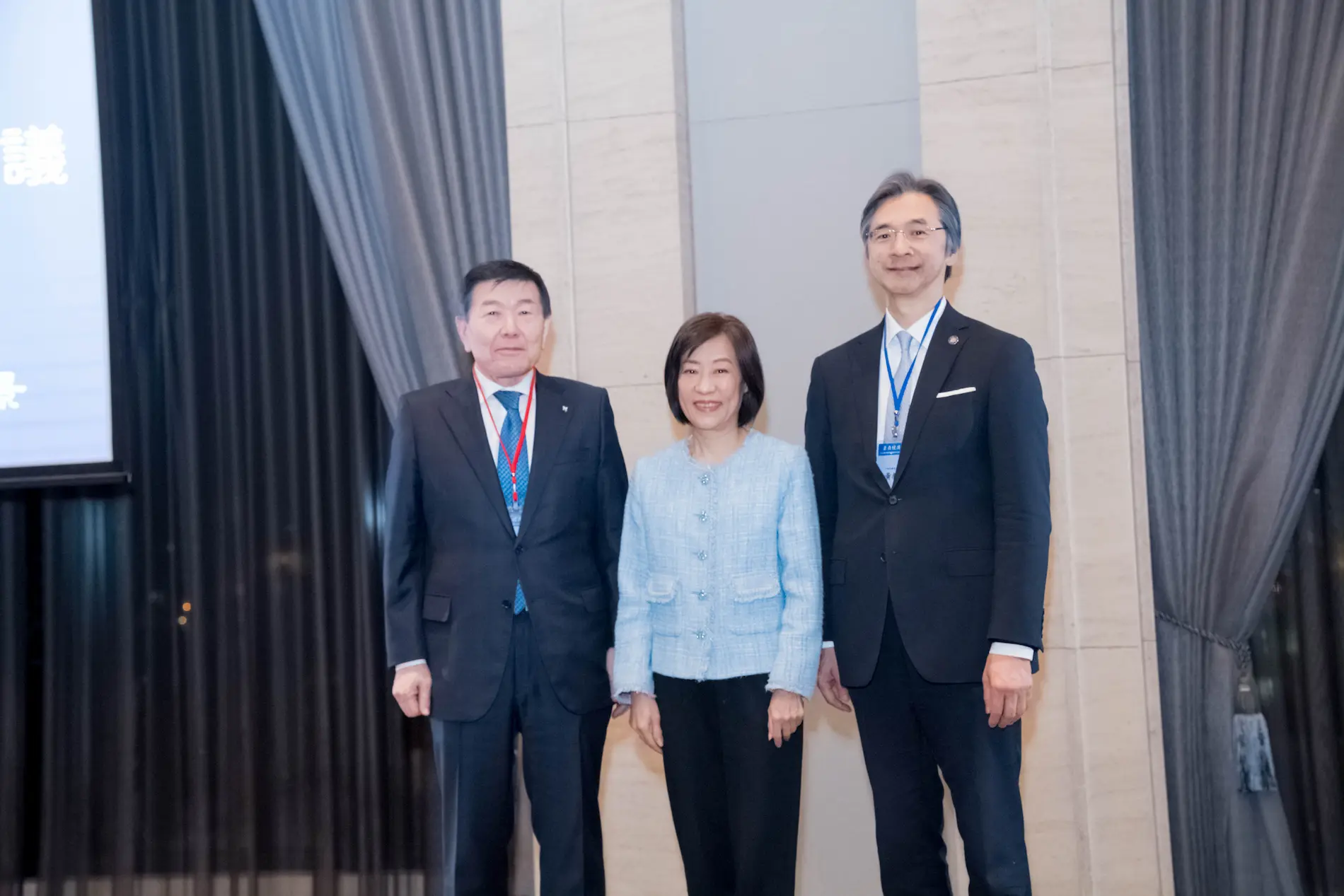 台日雙方主席與歡迎晚宴致詞貴賓合影留念:左起飯島委員長、經濟部江文若政務次長、黃教漳理事長